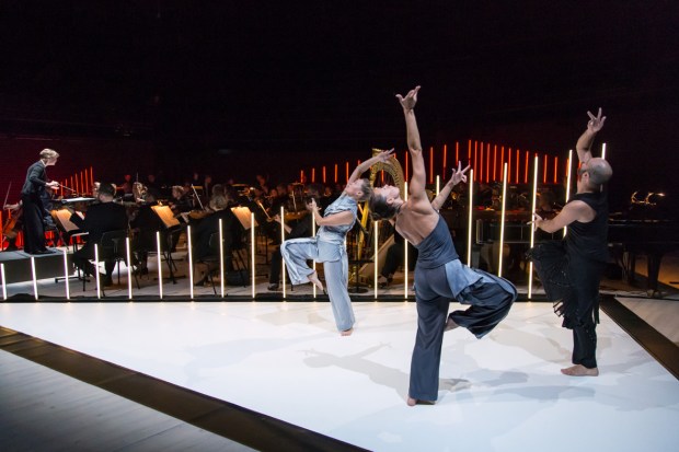 Tero Saarinen: Zimmermann Trio. Kuvassa Susanna Mälkki &amp; HKO, Satu Halttunen, Misa Lommi, David Scarantino. Kuva: Sakari Viika.