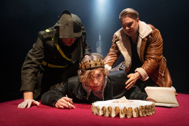 Markus Ilkka Uolevi (Marcellus), Jussi Nikkilä (Hamlet), Severi Saarinen (Horatio). Kuva: Otto-Ville Väätäinen.