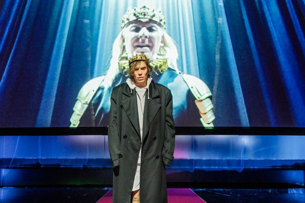 Jussi Nikkilä (Hamlet), Eero Aho (Claudius). Kuva: Otto-Ville Väätäinen.