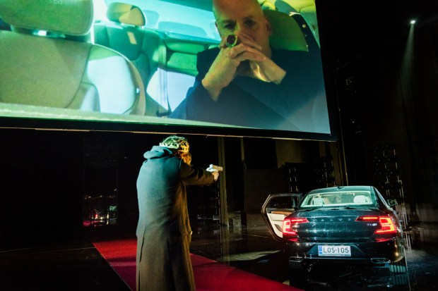 Jussi Nikkilä (Hamlet), Eero Aho (Claudius). Kuva: Otto-Ville Väätäinen.