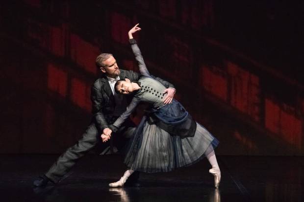 Alexei Ratmansky: Anna Karenina. Kuvassa Samuli Poutanen ja Eun-Ji Ha. Kuva: Suomen kansallisbaletti/Mirka Kleemola.