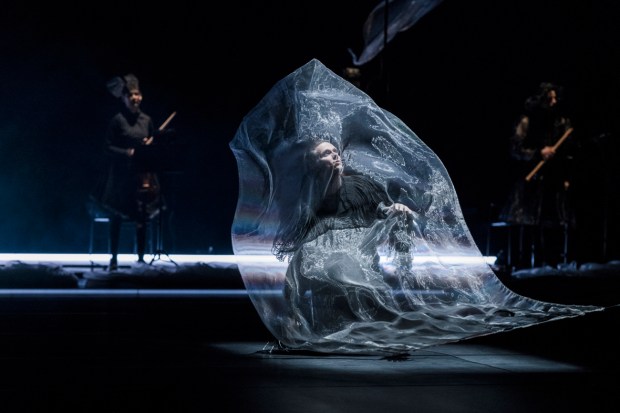 Tero Saarinen: Third Practice. Kuvassa Topi Lehtipuu. Kuva: Kai Kuusisto.