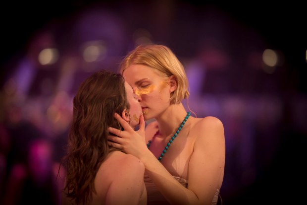 Hair. Tampereen teatterikesä. Kuvassa Sofia Smeds ja Heli Hyttinen. Kuva: Jari Heikkilä.