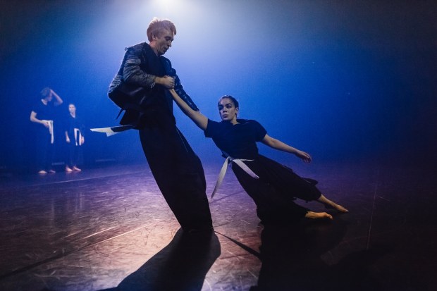 I'm Liquid. Kuvassa Iiro Näkki, Anni Koskinen. Kuva: Jussi Ulkuniemi.