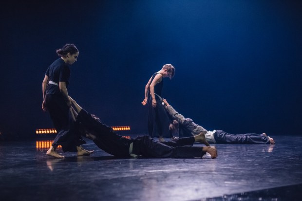 I'm Liquid. Kuvassa Anni Koskinen, Oskari Turpeinen, Sanni Giordani, Iiro Näkki. Kuva: Jussi Ulkuniemi.