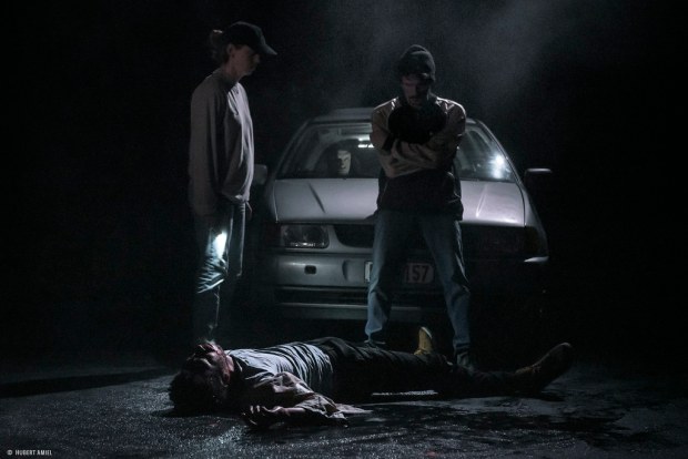 La Reprise. Histoire(s) du théâtre (I). Kuvassa etualalla Sara de Bosschere, Tom Adjibi, Sébastien Foucault. Kuva: Hubert Amiel.