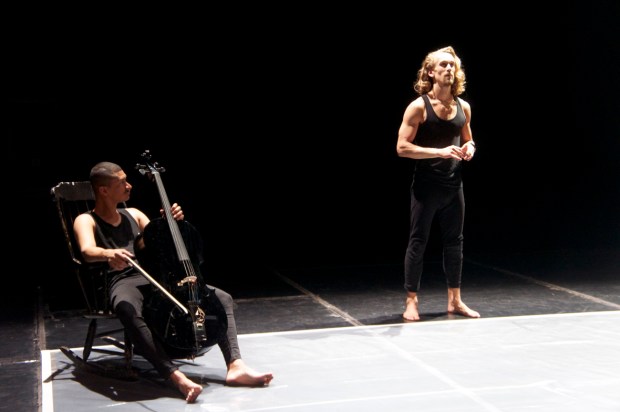 Body Notes. Kuvassa Sergio Castrillón ja Miro Lopperi. Kuvaaja: Mimosa Lindahl. (Kuva harjoitustilanteesta.)