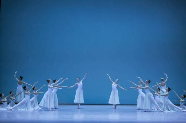 Serenade. Kuva: Suomen kansallisbaletti/Sakari Viika.