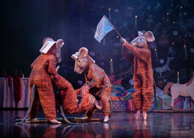 Pähklipureja. Hiirten huoltojoukkoja taistelun tuoksinassa. Kuva: Eesti Rahvusballett, Rünno Lahesoo.