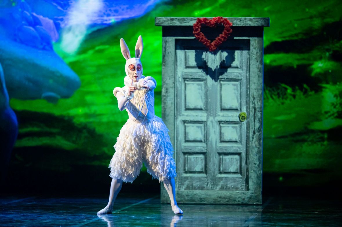 Alice Imedemaal. Valkoinen kani. Kuva: Eesti Rahvusballett, Rünno Lahesoo.