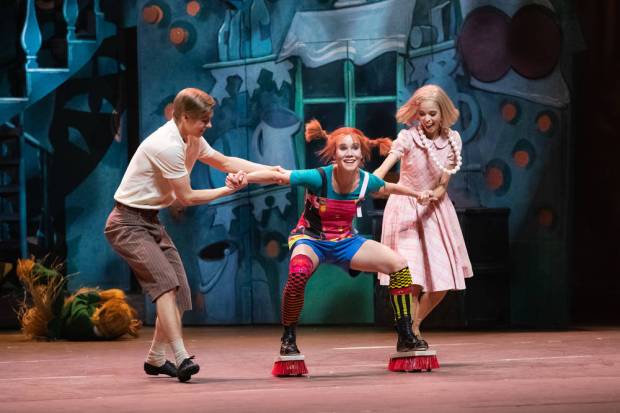 Peppi Pitkätossu. Kuvassa Atte Kilpinen, Linda Haakana, Valeria Quintana. Kuva: Suomen kansallisbaletti/Mirka Kleemola.