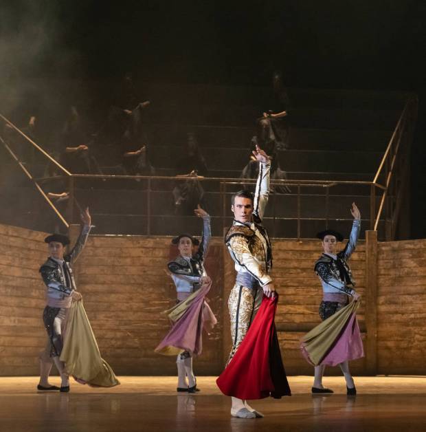 Liam Scarlett: Carmen. Kuvassa etualalla Tuukka Piitulainen. Kuva: Mirka Kleemola.