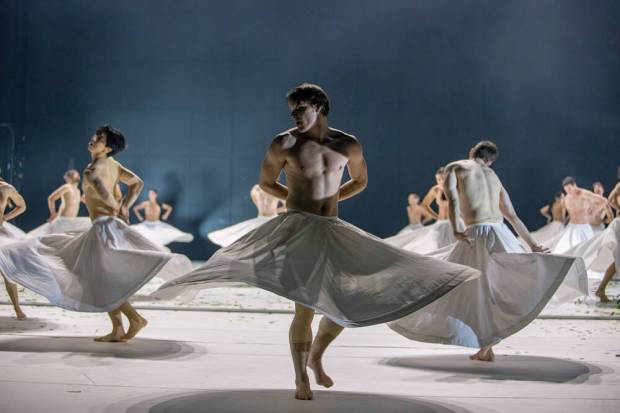 Alexander Ekman: Cow. Etualalla Tuukka Piitulainen. Kuva: Suomen kansallisbaletti/Sakari Viika.