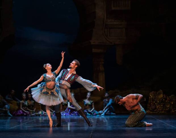 Merirosvo - Le Corsaire. Kuvassa Maria Kochetkova, Michal Krčmář, Alfio Drago. Kuva: Roosa Oksaharju, Suomen kansallisbaletti.