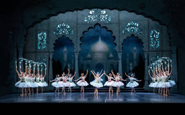 Merirosvo - Le Corsaire. Kuvassa etualalla Tuukka Piitulainen, Michal Krčmář. Kuva: Roosa Oksaharju, Suomen kansallisbaletti.