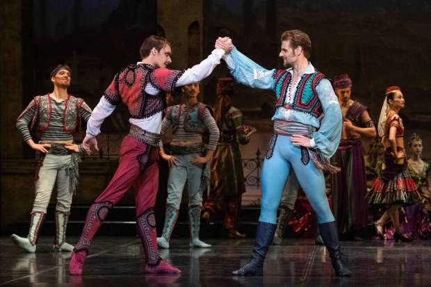 Merirosvo - Le Corsaire. Kuvassa etualalla Tuukka Piitulainen, Michal Krčmář. Kuva: Mirka Kleemola, Suomen kansallisbaletti.