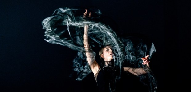 Tero Saarinen: Third Practice. Kuvassa Jenna Broas. Kuva: Mikko Lampinen.