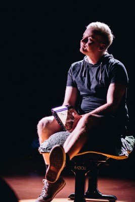 Kepeä elämäni. Kuvassa: Miiko Toiviainen, kuva: Carolin Büttner.