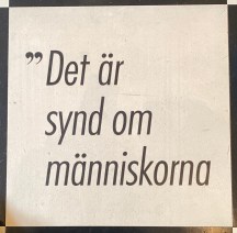 Agneksen toistelema lausahdus lämpiön lattiassa. Kuva: Esa Torniainen