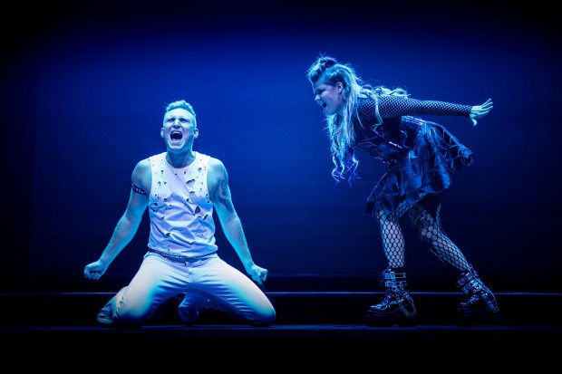We Will Rock You. Kuvassa Lauri Mikkola ja Saara Aalto. Kuva: Cata Portin.