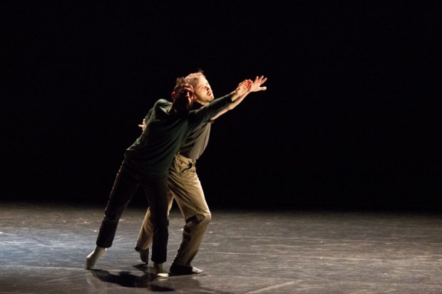 Into Me, See. Kuvassa Dor Mamalia ja Dariusz Nowak. Kuva: Kuopio tanssii ja soi/Petri Laitinen.