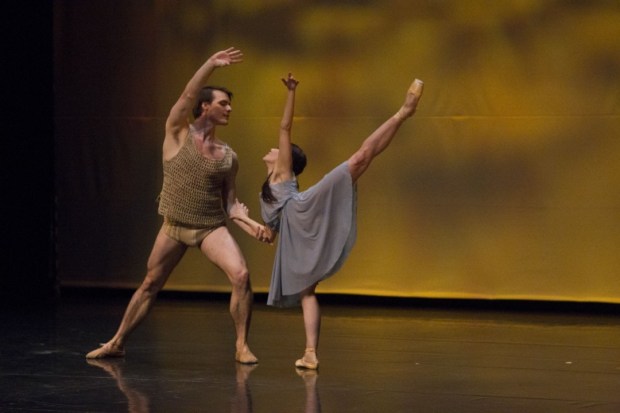 Spartacus. Kuvassa Tuukka Piitulainen ja Linda Haakana. Kuva: Kuopio tanssii ja soi/Petri Laitinen.