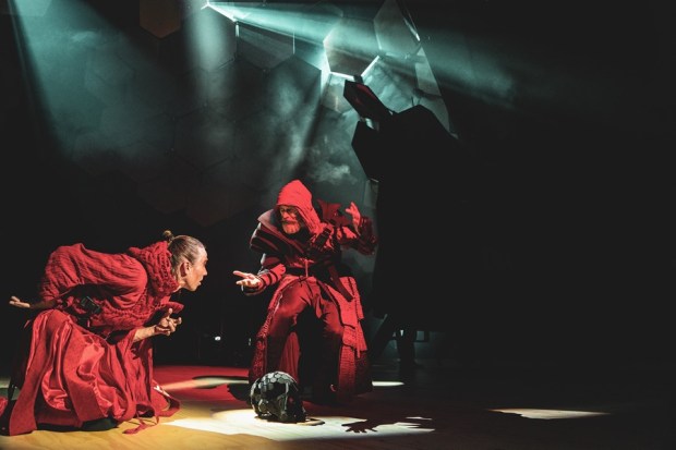 Hamlet. Kuvassa Saska Pulkkinen ja Auvo Vihro. Kuva Kari Sunnari.