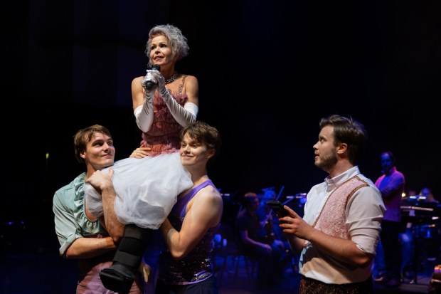 Tämä iltana. Kuvassa Tuukka Piitulainen, Meri Tankka, Oskari Kymäläinen ja Riku Lehtopolku. Kuva: Maarit Laakkonen.