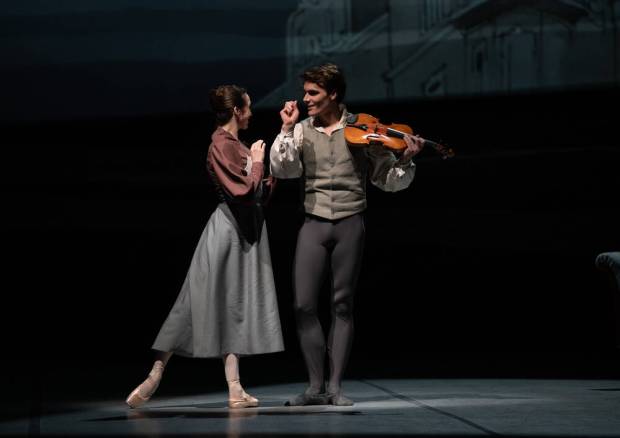 Sibelius. Kuvassa Rebecca King ja Tuukka Piitulainen. Kuva: Suomen kansallisbaletti/Roosa Oksaharju.