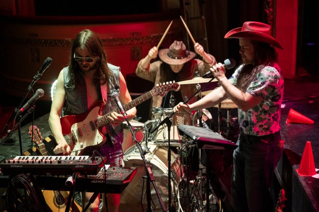 Hamlet. Kuvassa Timo Kämäräinen, Ola Blick ja Karlo Haapiainen. Kuva: Yehia Eweis.