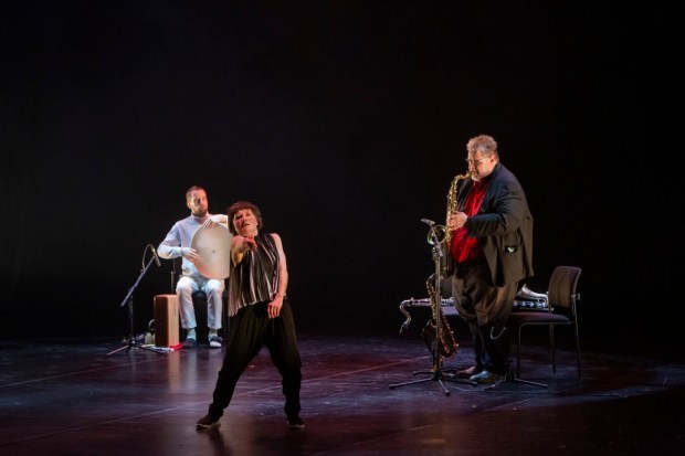 Hetken voima. Kuvassa Simo Laihonen, Katri Soini ja Petri Nieminen. Kuva: Henna Kokkonen.