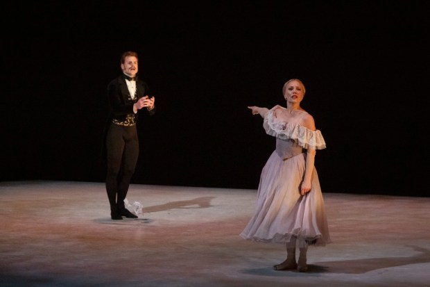 Onegin. Kuvassa Michal Krčmář ja Salla Eerola. Kuva: Henna Kokkonen.