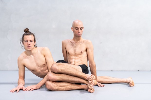 Through the Grapevine. Kuvassa Axel Guérin ja Alexander Vantournhout. Kuva: Bart Grietens.