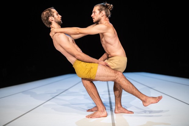 Through the Grapevine. Kuvassa Alexander Vantournhout ja Axel Guérin. Kuva: Bart Grietens.