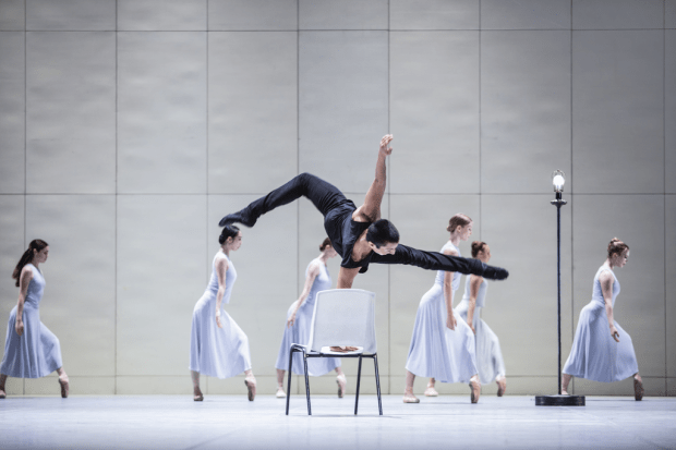 John Neumeier: Ghost Light. Kuvassa etualalla Christopher Evans. Kuva: Kiran West.
