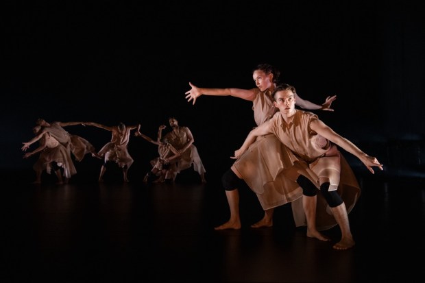 Tero Saarinen: Transit. Kuva: Kai Kuusisto. Etualalla Saida Solla ja Oskari Kymäläinen.