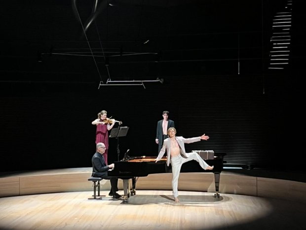 Kohtauksia punaisesta jumalasta. Kuvassa takana Laura Vikman ja Valtteri Lehtinen, edessä Jouko Laivuori ja Atte Kilpinen. Kuva: RSO/Satu Kahila.