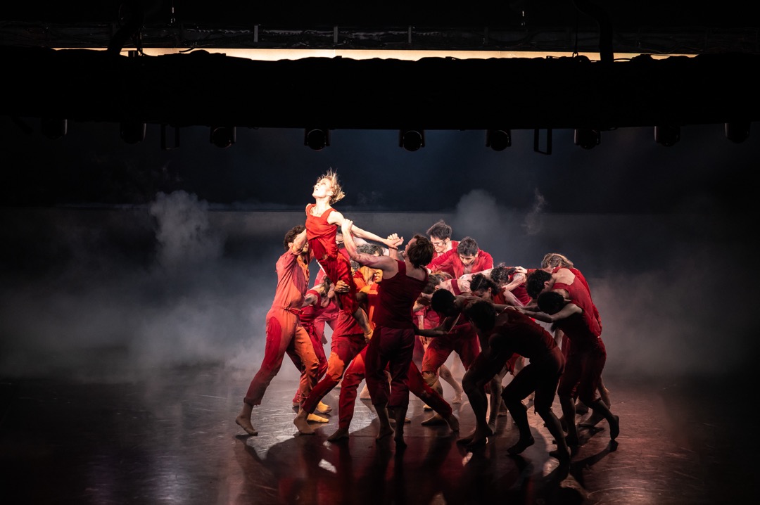 Johan Inger: Petruška. Kuvassa keskellä Heidi Salminen. Kuva: Roosa Oksaharju.