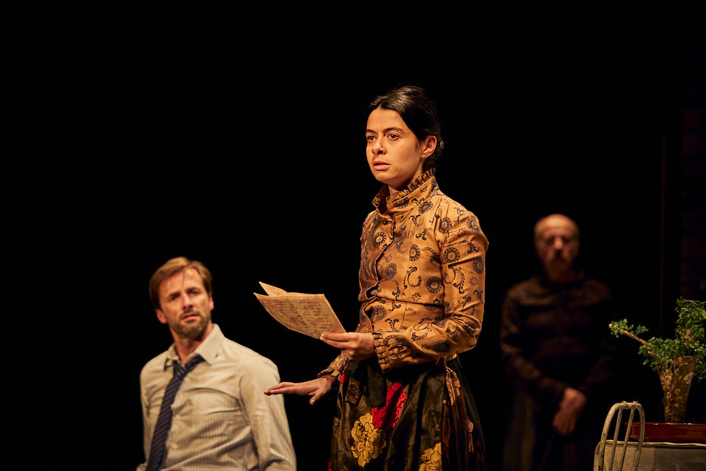 Catarina and the Beauty of Killing Fascists. Kuvassa etualalla Romeu Costa ja Beatriz Maia. Kuva: Joseph Banderet.