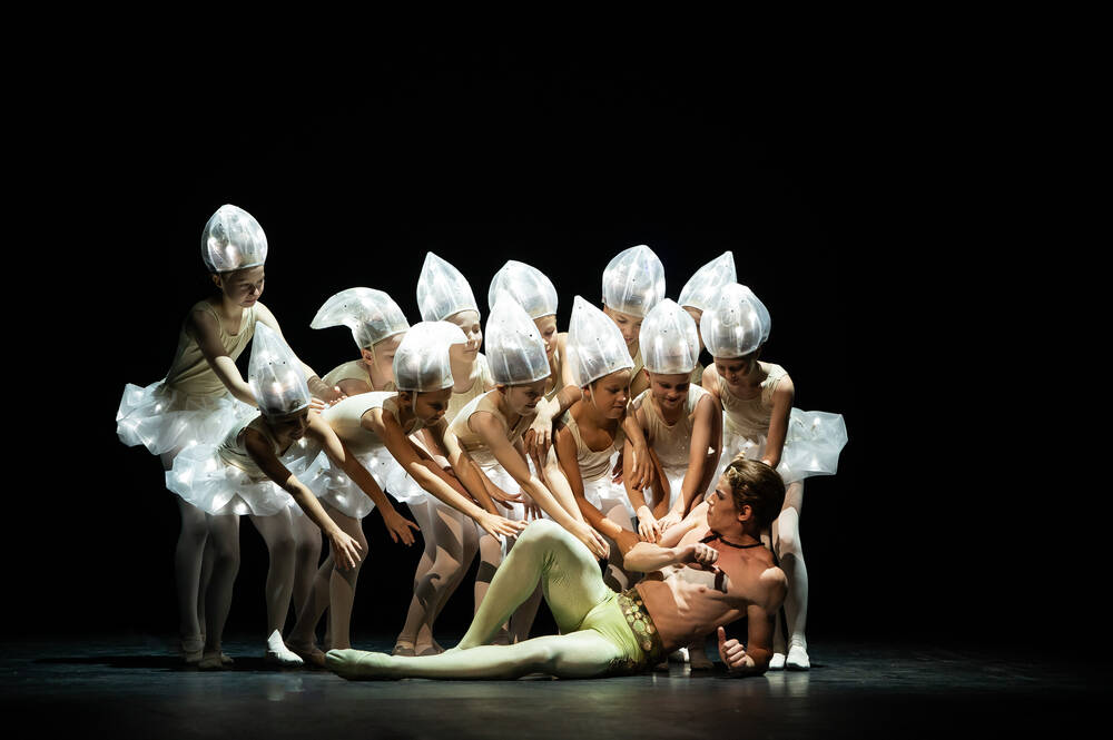 Kesäyön unelma. Kuvassa etualalla Luciano Ghidoli. Kuva: Roosa Oksaharju.