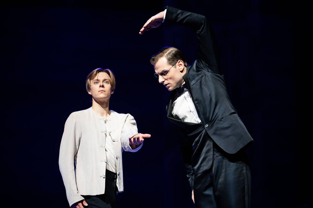 Kuolema Venetsiassa. Kuvassa Atte Kilpinen ja Michal Krčmář. Kuva: Roosa Oksaharju.