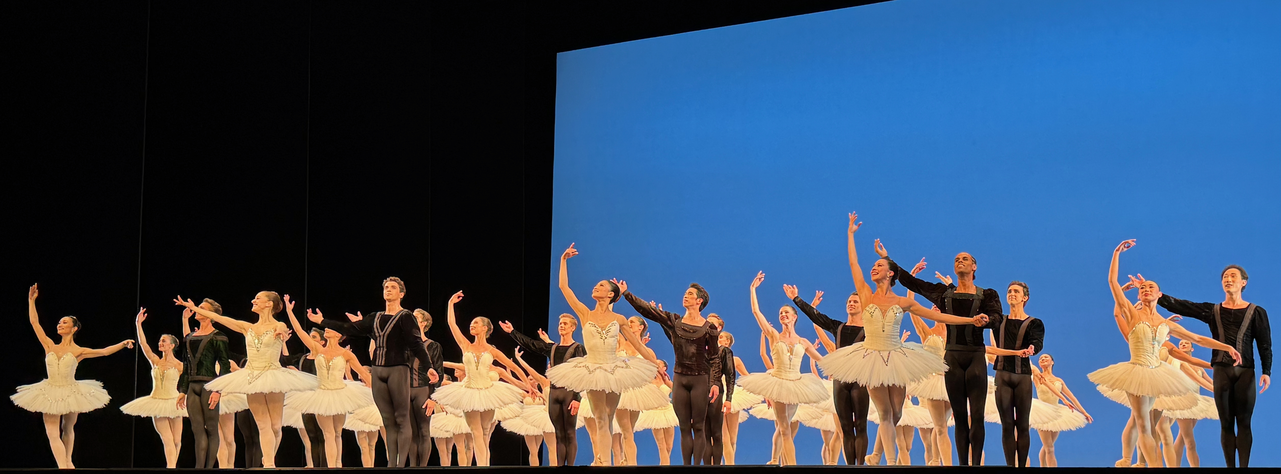 Balanchine: Symphony in C. Loppuaplodeissa etualalla: Joonhyuk Jun, Téo Dubreuil, Mayara Magri ja Cesar Corrales.