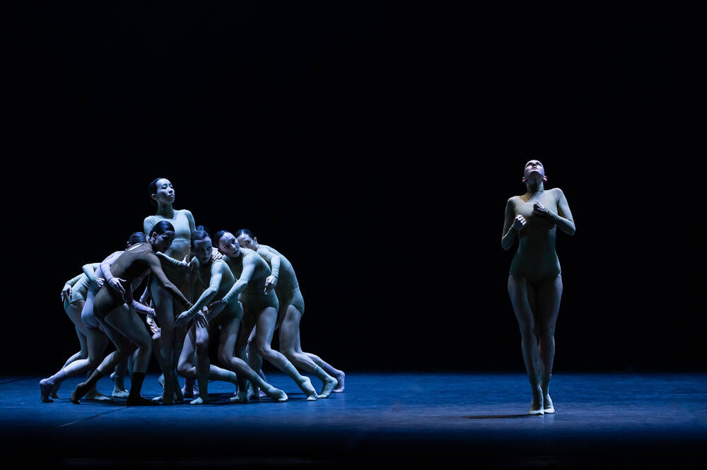 Half Life. Kuvassa paremmin esillä Zhiyao Chen ja Viola Länsivuori Rodrigues. Kuva: Roosa Oksaharju. 