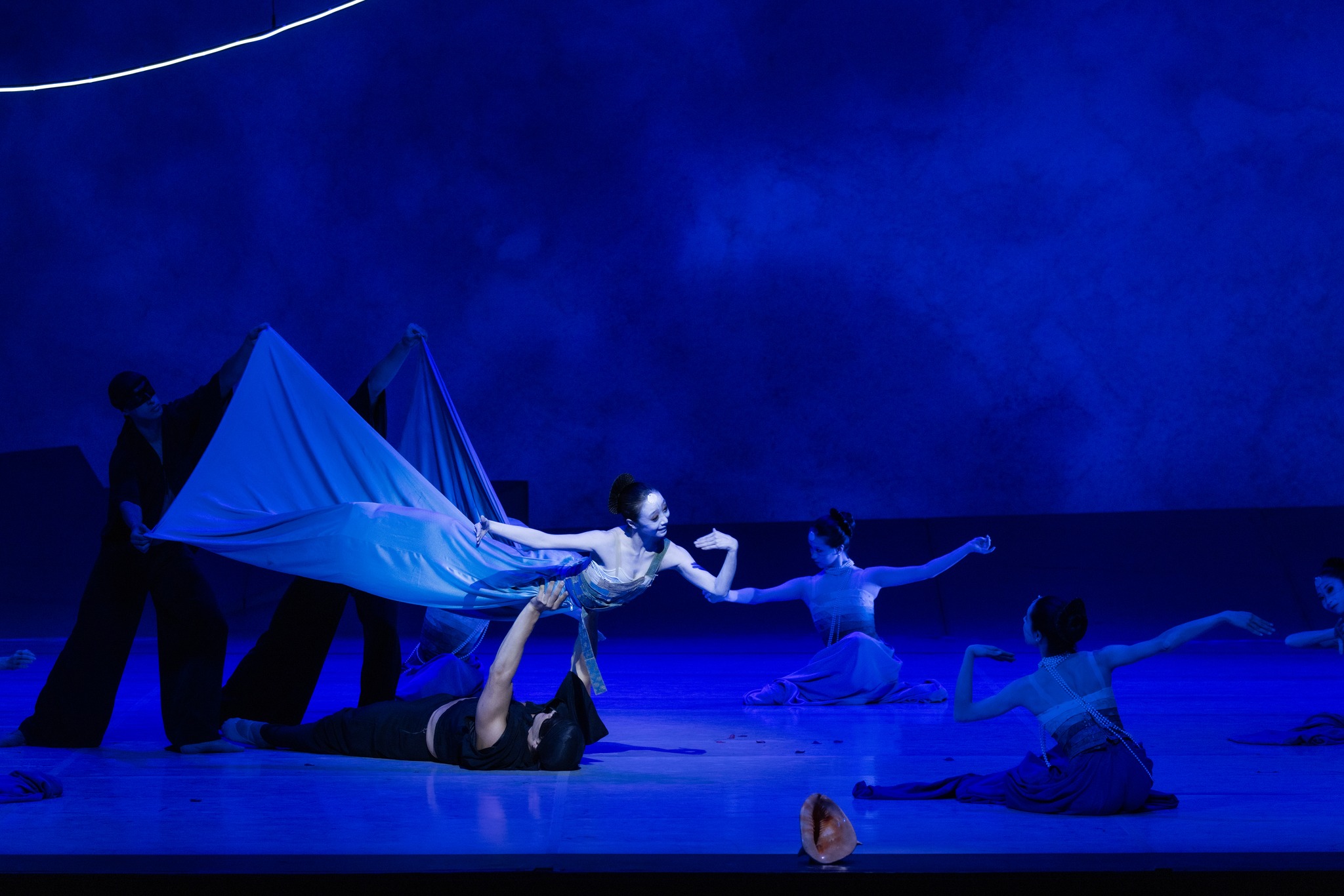 Die kleine Meerjungfrau. Maagisten varjojen käsissä Xue Lin. Kuva: Kiran West.