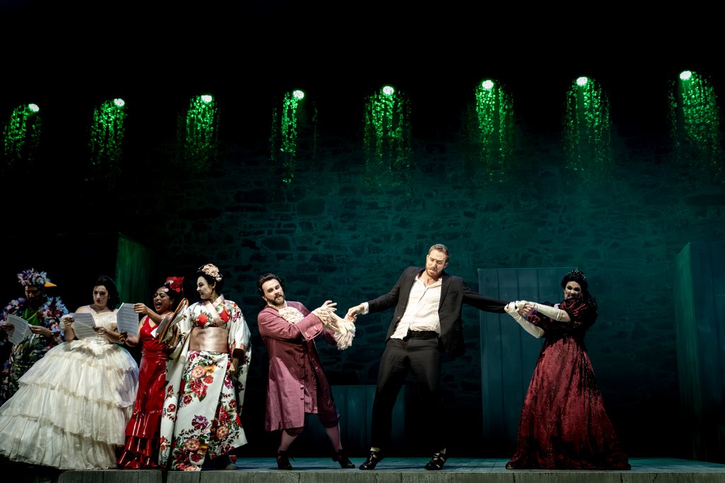 Fairy Queen. Kuvassa etualalla Ana Quintans, Thomas Walker, Nicolas Brooymans, Judith Van Wanroij. Kuva: Toni Härkänen.