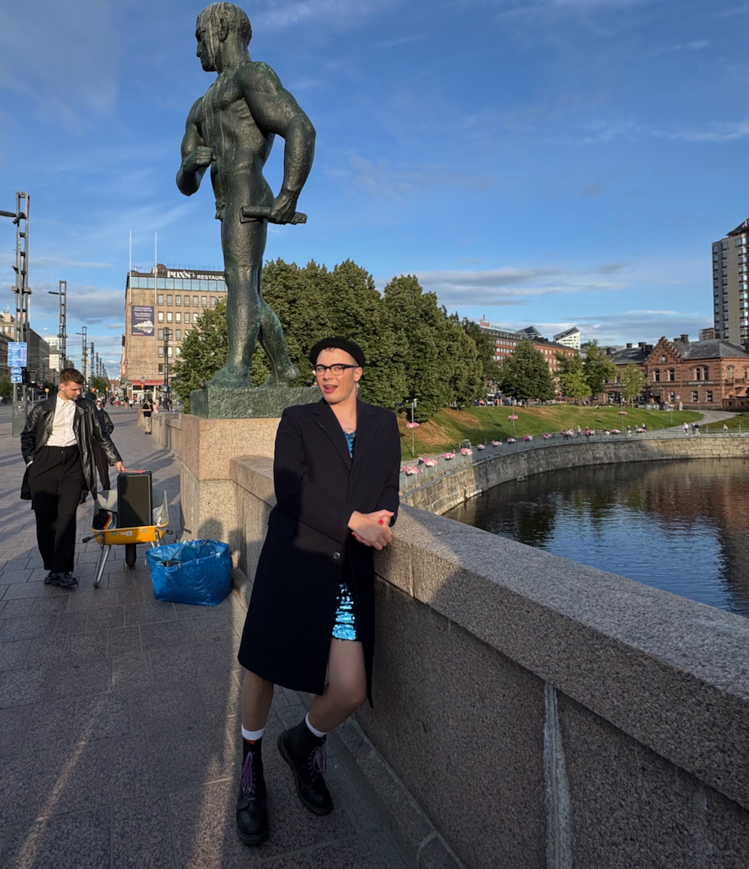 Peltienkelit. Kuvassa Arttu Soilumo Eino Salmelaisena. Taustalla Paavo Leppäkoski ja Wäinö Aaltosen Veronkantaja (1928). Kuva: Esa Torniainen.