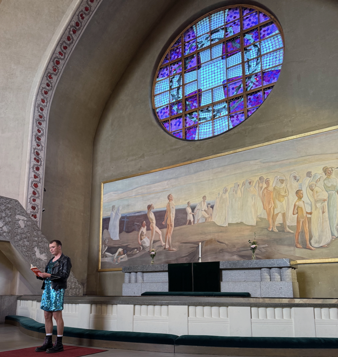 Peltienkelit. Kuvassa Arttu Soilumo. Taustalla Magnus Enckellin Ylösnousemus (1906). Kuva: Esa Torniainen.