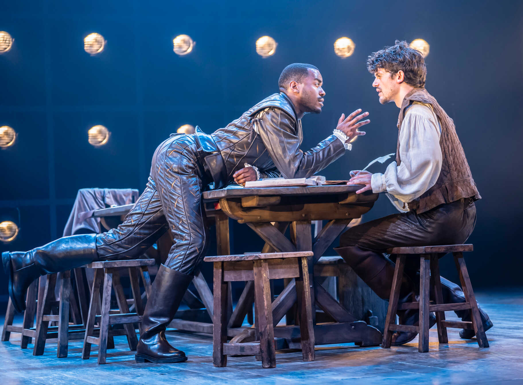 Born with Teeth. Kuvassa Ncuti Gatwa ja Edward Bluemel. Kuva: Johan Persson.