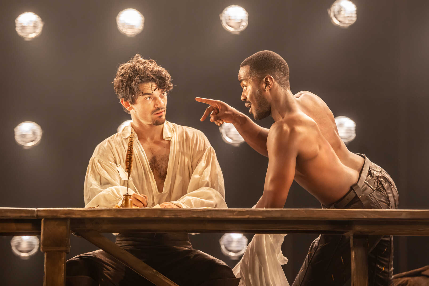 Born with Teeth. Kuvassa Edward Bluemel ja Ncuti Gatwa. Kuva: Johan Persson.