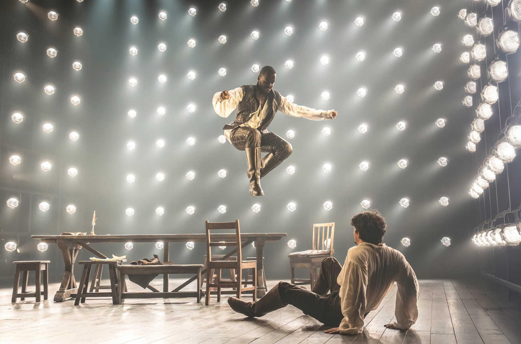 Born with Teeth. Kuvassa Ncuti Gatwa ja Edward Bluemel. Kuva: Johan Persson.